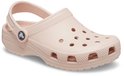 Lichtroze Crocs Classic Clog met draagband om de enkel, met perforaties aan de voorzijde.