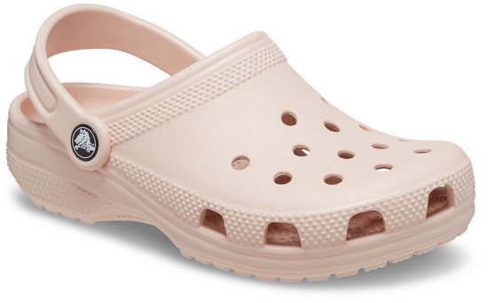 Lichtroze Crocs Classic Clog met draagband om de enkel, met perforaties aan de voorzijde.