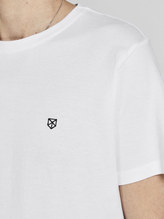 Wit t-shirt met kleine zwarte logoprint op de borst, close-up.