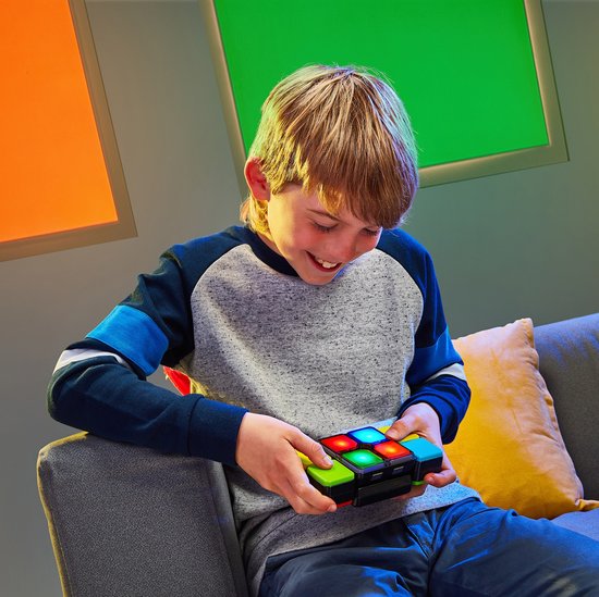 Jongen met grijze trui speelt met een Flipslide met oplichtende rode, groene en blauwe blokjes.