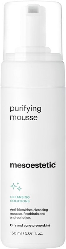 Witte pompflacon met 'purifying mousse' en 'mesoestetic' logo. Voor olieachtige en acne-gevoelige huid.