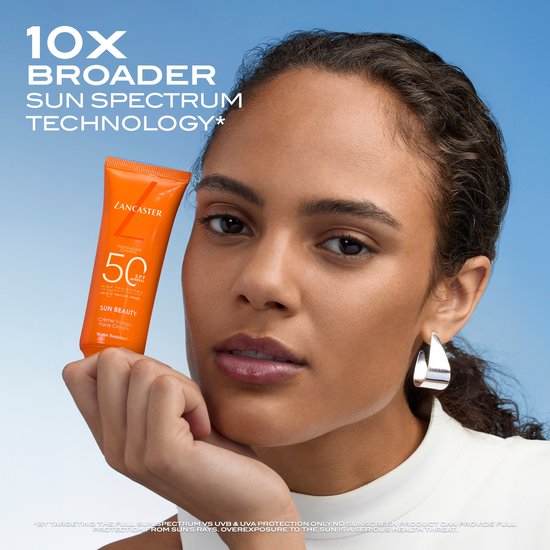 Vrouw met oranje top en zonnebril, vasthoudend een Lancaster Sun Beauty Face Cream SPF 50 tube.