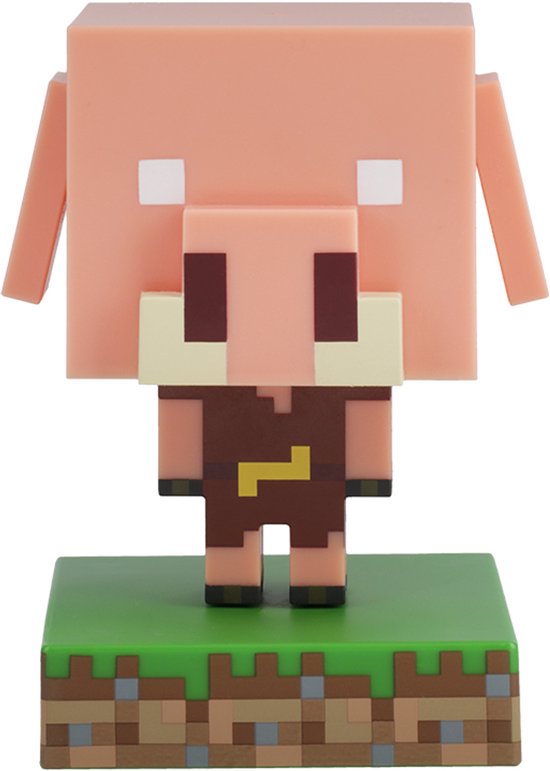 Figurine Paladone Piglin Minecraft rose, tenue marron, sur socle herbe/terre.