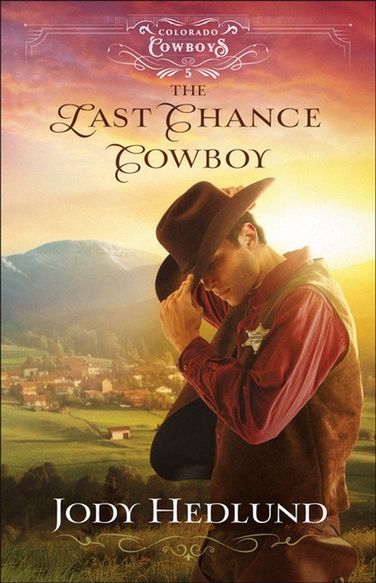 Een cowboy met een bruine hoed en vest, tegen een zonsondergang met een dorp op de achtergrond.