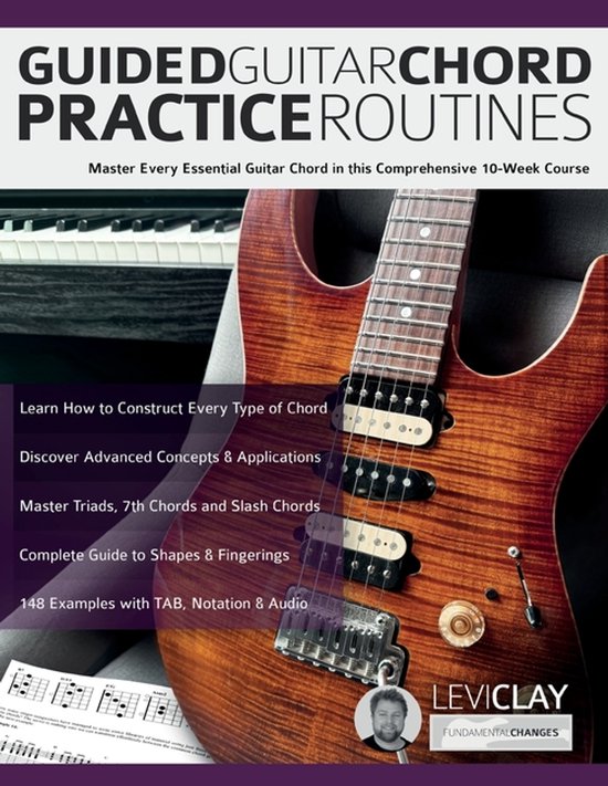 Livre 'Guided Guitar Chord Practice Routines' avec une guitare au premier plan et une partition. Apprenez tous les accords de guitare essentiels en 10 semaines.