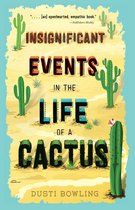 Boekcover 'Insignificant Events in the Life of a Cactus'. Illustratie van cactussen op een zanderige ondergrond met een lichtblauwe achtergrond.