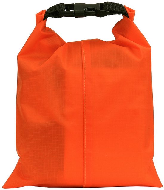 Oranje waterdichte tas met gespsluiting aan de bovenkant.