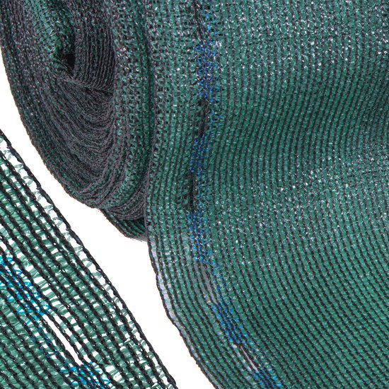 Gedetailleerde textuur van opgerold groen schaduwdoek.