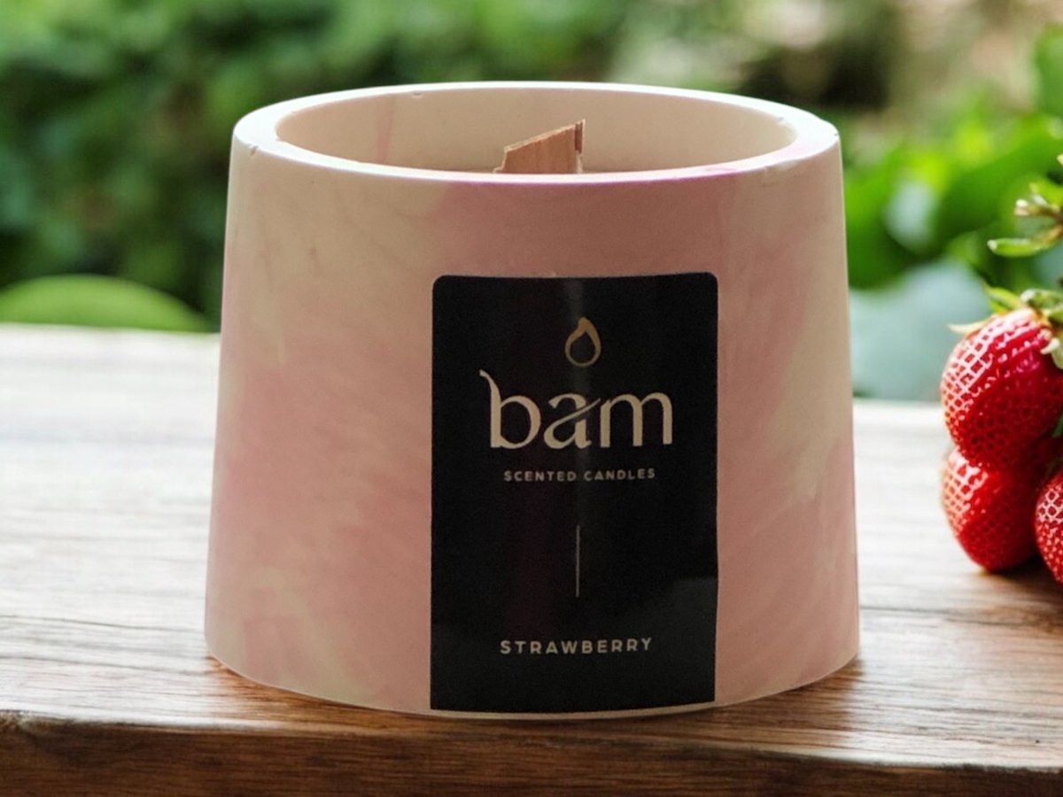 BAM Kaarsen Strawberry Geurkaars – Cone Collectie – Houten Wiek – Roze Gemarmerd Handgemaa