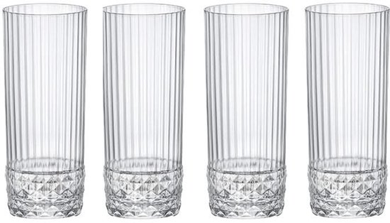 Set van vier hoge, doorzichtige longdrinkglazen met verticale ribbels en een diamantvormige bodem.