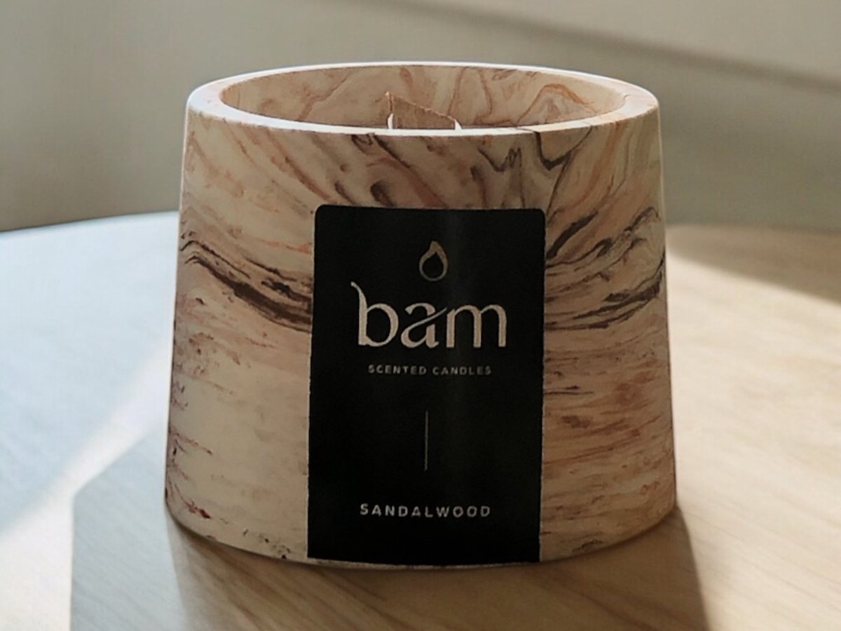 BAM geurkaars SANDALWOOD in een bruin oranje gemarmerd potje - houten wiek - handmade - 30 branduren - sandelhout