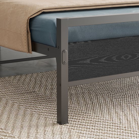 HAUSS SPOLE Lit moderne en métal 140 x 200 cm avec sommier à lattes - Lit double - Lit Classique - Convient comme lit d'appoint ou lit pour chambre d'adolescent (Zwart- Sans Matras)