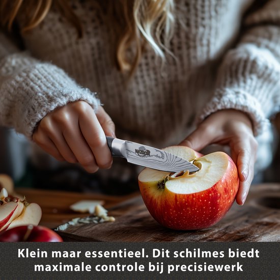 Een vrouw snijdt met een klein Nazrom schilmesje met damastpatroon een appel door.