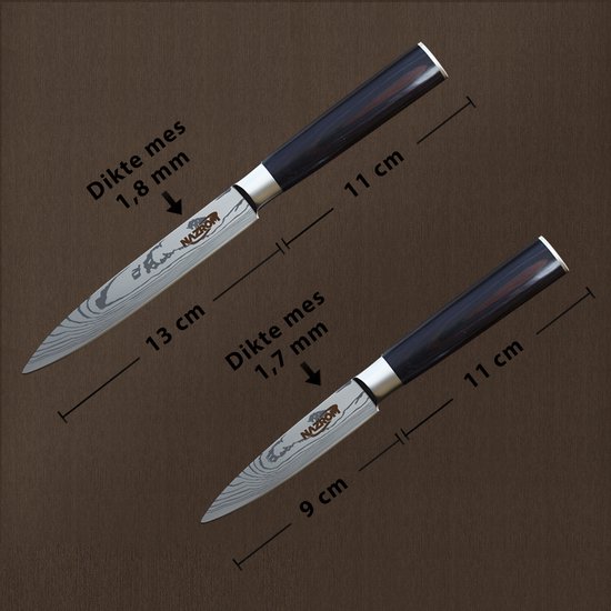 Twee kleine Nazrom messen met damastpatroon en donkerhouten handvatten. Lemmetdiktes 1,8 mm en 1,7 mm.