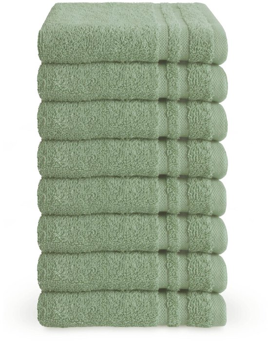 Een stapel van acht jadegroene handdoeken.