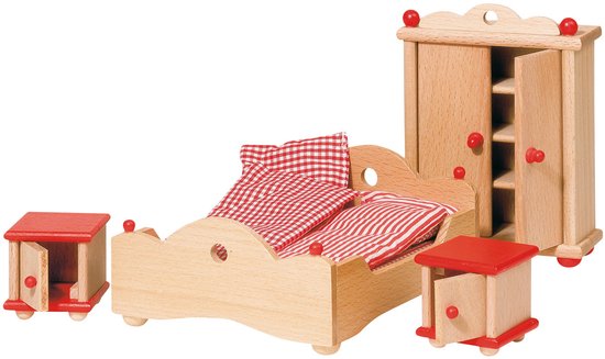 Houten poppenhuis slaapkamermeubels: bed met rood-wit gestreept en geblokt beddengoed, twee nachtkastjes, kledingkast met open deuren.
