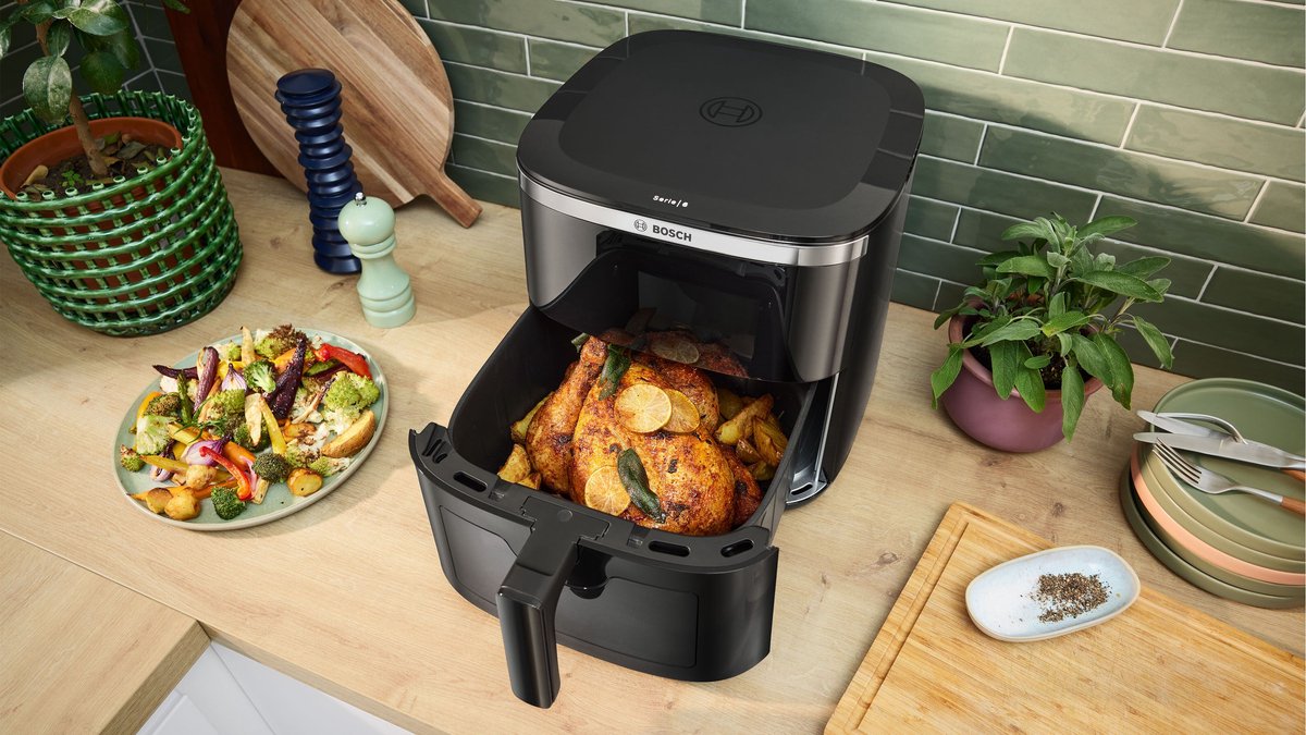 Afbeelding 3 van Bosch MAF671B0 Airfryer XXL - Serie 6 - 7,2L - Shake alarm - Kijkvenster - Warmhoudfunctie - 7 programma's - Tot 5 personen - Zwart