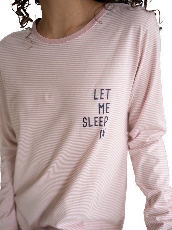 Detail van een lichtroze gestreept nachthemd met tekst 'LET ME SLEEP IN'.