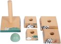 Onderdelen van een houten stapeltoren met jungle thema en een mintgroene bal.