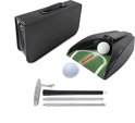 Golfputter set bestaande uit een gesloten zwarte tas, een trainingsmat met golfbal en losse onderdelen zoals de putter.