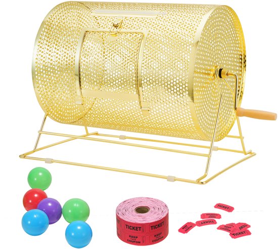 Gouden raffle drum met driehoekige standaard, houten handvat, met gekleurde ballen, een rol tickets en losse tickets ernaast.
