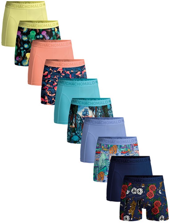 Een stapel Muchachomalo boxershorts in diverse kleuren en patronen, waaronder abstracte printjes, bloemen en zeethema's.