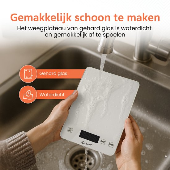 Witte digitale keukenweegschaal met blauw display, die schoongemaakt wordt onder de kraan. Afbeeldingen tonen 'Gehard glas' en 'Waterdicht'.