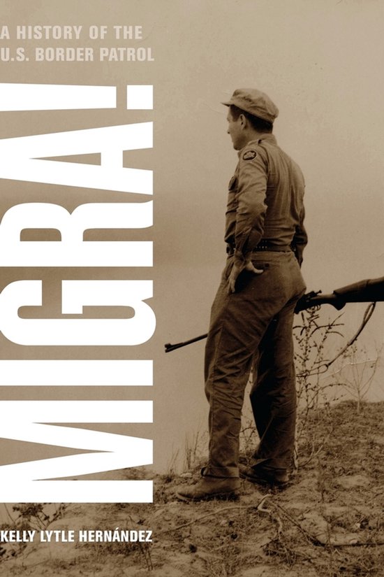 Een agent van de U.S. Border Patrol, gekleed in uniform en pet, staat met een geweer en kijkt uit over een waterlichaam. Titel: Migra! A History of the U.S. Border Patrol.