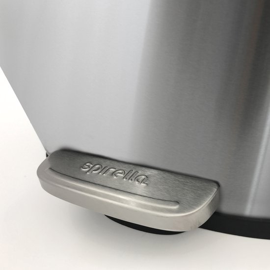Zilverkleurige prullenbak met een metalen trapdop met het opschrift 'spirella'.