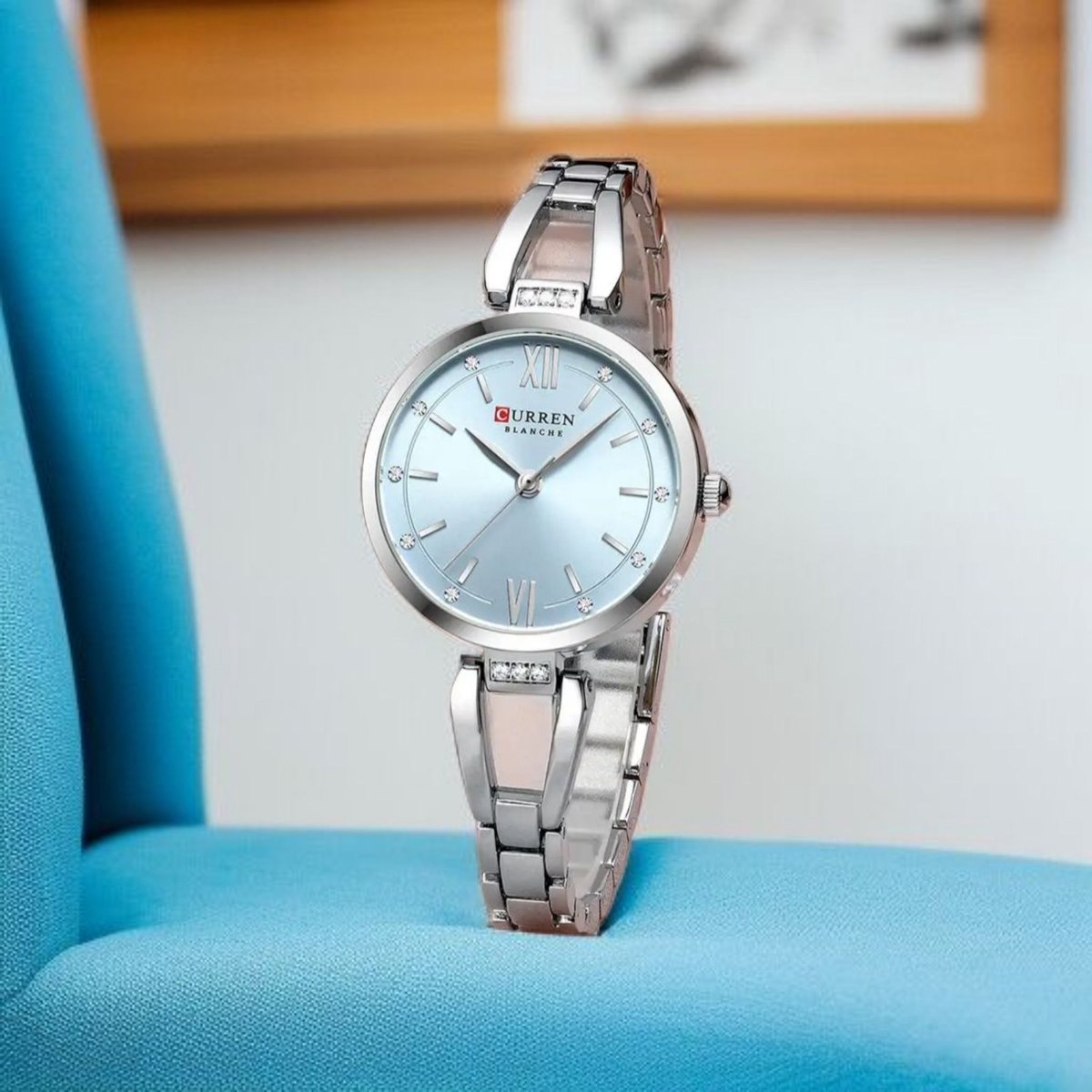 Luxe CURREN Dameshorloge Zilverkleur met lichtblauw wijzerplaat - Elegante Roestvrijstalen Horloge met Kristallen - Waterdicht 5 Kleuren
