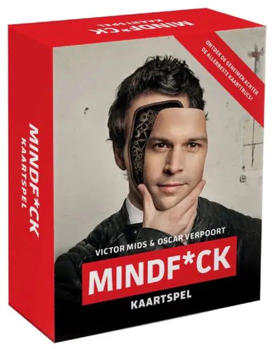 Kaartspel verpakking met een man die een masker van tandwielen draagt. "MINDF*CK KAARTSPEL" staat op de voorkant.