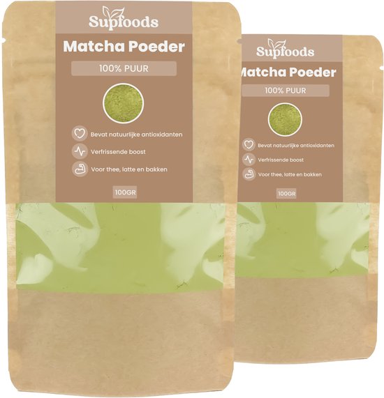 Twee zakjes matcha poeder op een witte achtergrond, beide met een venster om de matcha te zien.