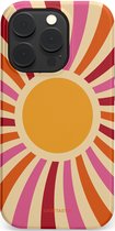 Telefoonhoesje met retro zonneschijn patroon in oranje, roze en rood op een beige achtergrond.
