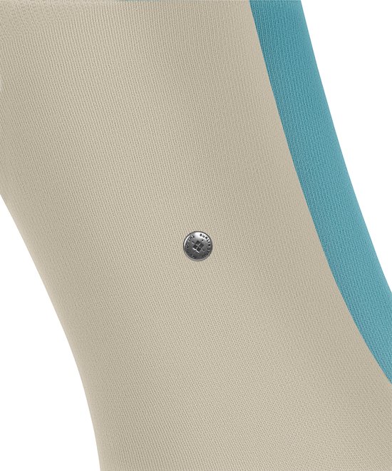 Gedetailleerde close-up van een beige sok met een klein rond merkembleem met tekst.