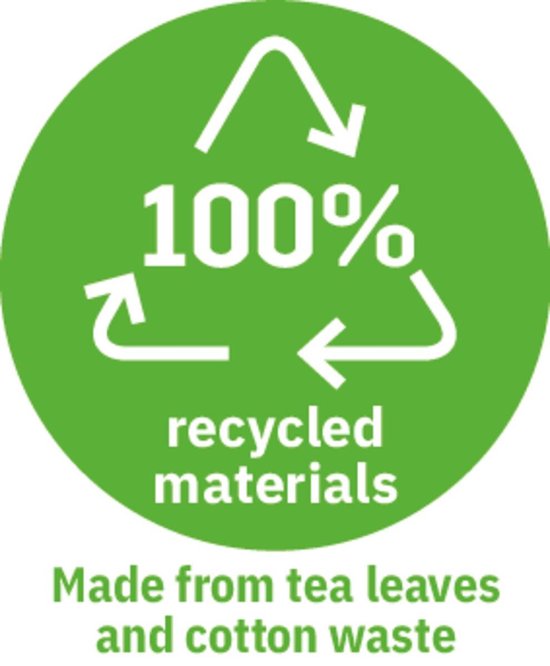Groene cirkel met symbool voor gerecyclede materialen en tekst '100% recycled materials. Made from tea leaves and cotton waste.'