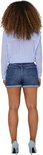 Achterkant van een vrouw in blauwgestreepte blouse en denim shorts met opgerolde zoom.