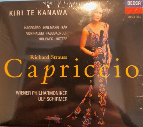 Kiri Te Kanawa in een lange jurk met bloemenprint, zingt Capriccio van Richard Strauss.