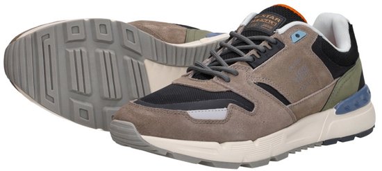 Twee sneakers in beige, zwart en groen getoond vanuit een hoek, met focus op de zool en het G-Star ontwerp.