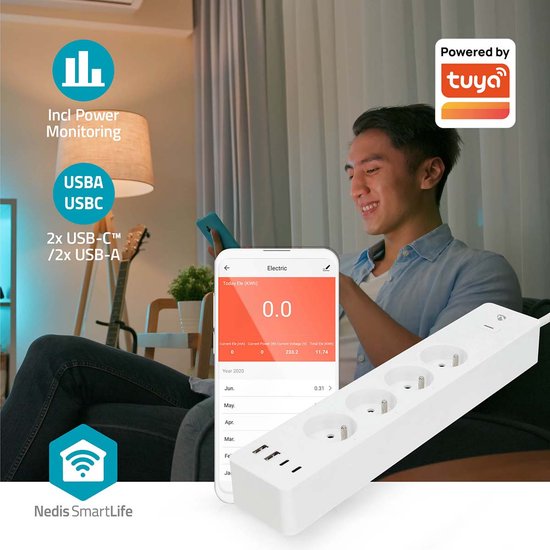 Man gebruikt smartphone met Nedis SmartLife app om witte stekkerdoos te monitoren. Stekkerdoos heeft vier stopcontacten en USB-poorten.
