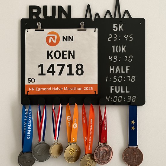 Zwarte medaillehouder met 'RUN' tekst, startnummer 'KOEN 14718' en diverse medailles aan linten.