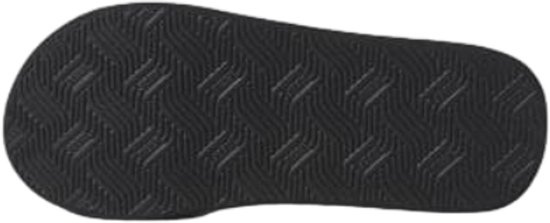 Onderkant van een zwarte slipper met een patroon van golvende lijnen.