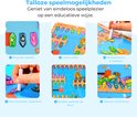 Illustratie van 6 leermogelijkheden met het magnetische doolhof: woorden spellen, letters leren, strandthema ontdekken, fijne motoriek verbeteren, bootjes sorteren, kleuren herkennen.