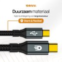 Deux câbles USB-C noirs avec un extérieur en nylon tressé. Un avec un symbole USB, l'autre avec le logo Drivv.
