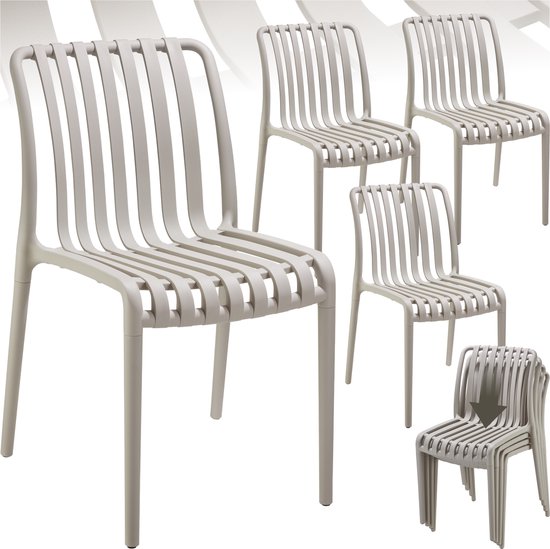Een taupe tuinstoel met een open, lamellen design. Vier stoelen zijn zichtbaar, één uitgestald en drie opgestapeld, met een pijl die de stapelfunctie aanduidt.