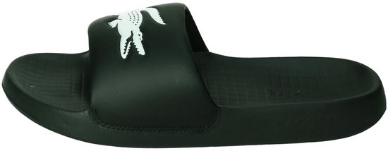 Zwarte slider slipper met witte krokodillenprint op de band.