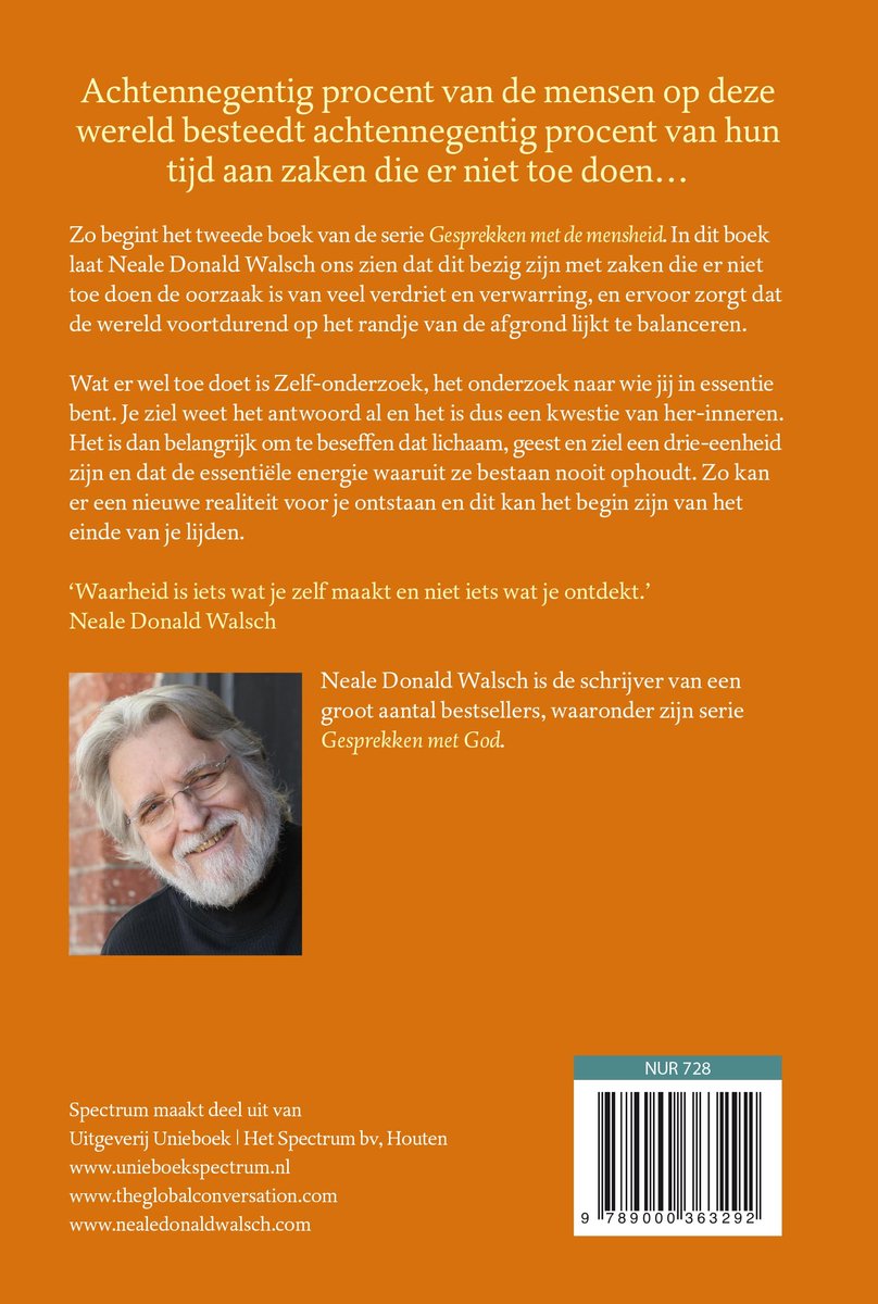 Portret van Neale Donald Walsch met een grijze baard en krullend haar, lachend, met een bril.