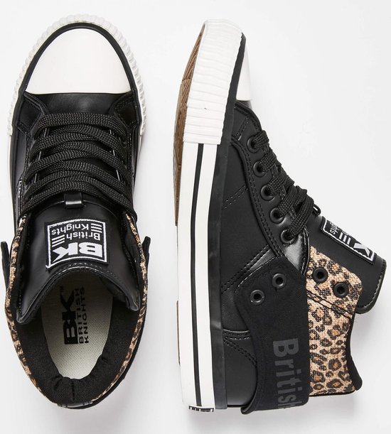 Paar zwarte hoge sneakers met witte neuzen en panterprint details. Links een vooraanzicht, rechts een zijaanzicht.