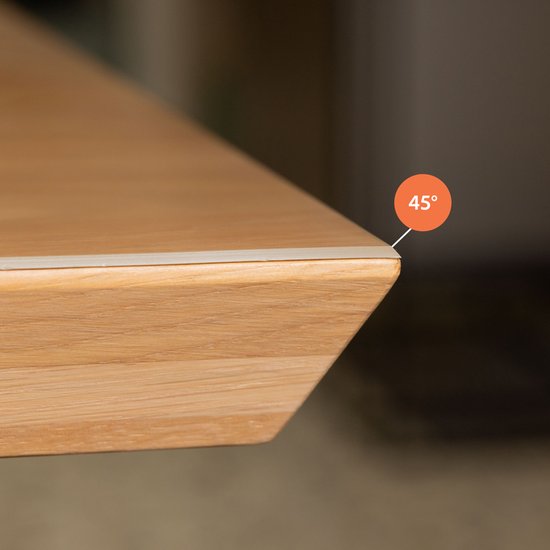 Detail van een houten tafel met een beschermend transparant oppervlak, met een markering van 45 graden.