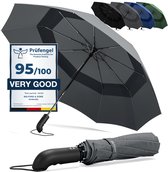 Grijze paraplu met donkerdere banen, deels gesloten. Diverse kleuren paraplu's op de achtergrond.