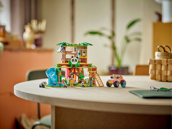 LEGO Friends pandaopvang met twee minipoppen, een panda, twee panda-jongen, een jeep en een huisje.